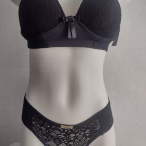 Conjunto com detalhes em renda tam. G cor preta