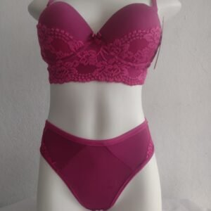 Conjunto com detalhes em renda cor Pink tam.M