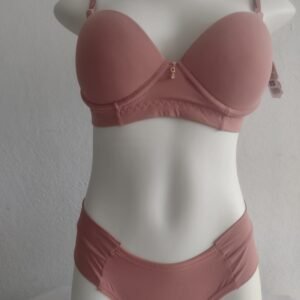 Conjunto com detalhes em stras tam. G cor chocolate