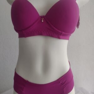 Conjunto com detalhe de stras tam. G cor pink