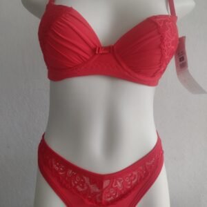Conjunto com detalhes em renda tam. P cor vermelha